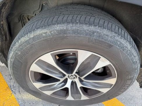 Used 2020 Toyota Highlander XLE image 19