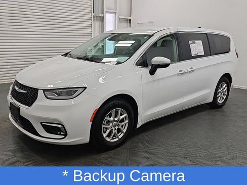 Used 2023 Chrysler Pacifica Touring-L FWD image 5