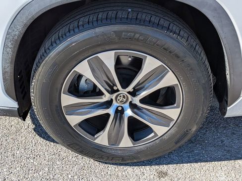 Used 2022 Toyota Highlander XLE image 11