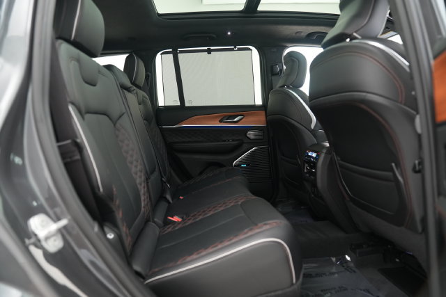 Used 2023 Jeep Grand Cherokee Summit AWD/4WD image 23