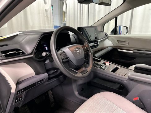 Certified 2024 Toyota Sienna LE image 8