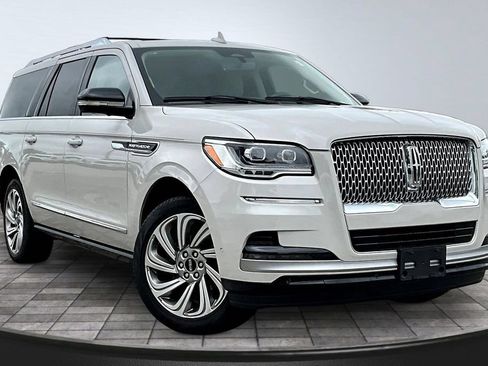 Used 2023 Lincoln Navigator L Reserve AWD/4WD image 3