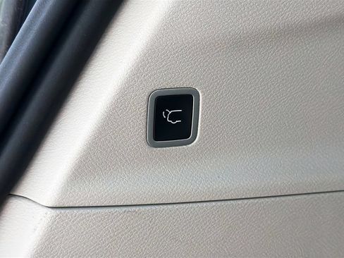 Used 2024 Chrysler Pacifica Limited FWD image 32