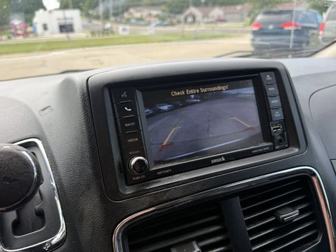 Used 2018 Dodge Grand Caravan SE w/ UConnect Hands-Free Group FWD image 18