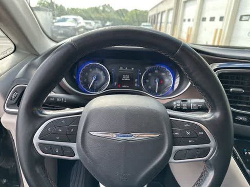 Used 2019 Chrysler Pacifica Touring-L FWD image 8