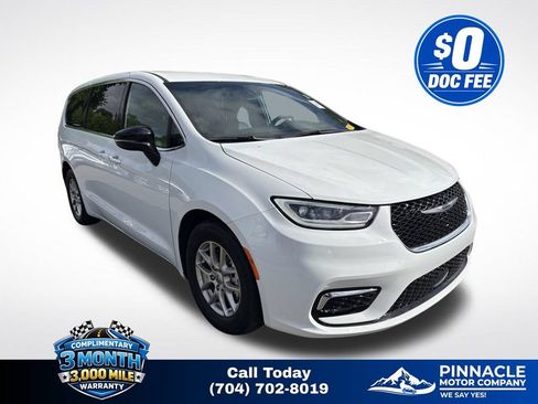 Used 2025 Chrysler Pacifica Select FWD image 1