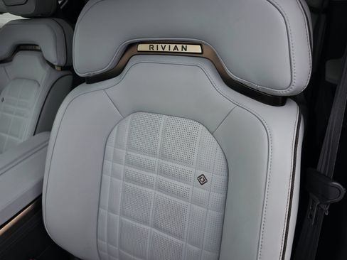 Used 2025 Rivian R1T Premium Tri AWD/4WD image 14