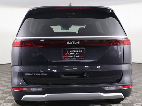 Used 2022 Kia Carnival LX FWD image 12