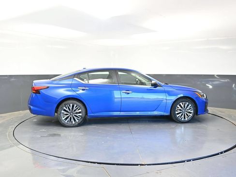 Used 2025 Nissan Altima 2.5 SV FWD image 4