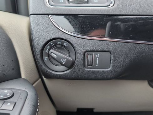 Used 2018 Dodge Grand Caravan SXT FWD image 17