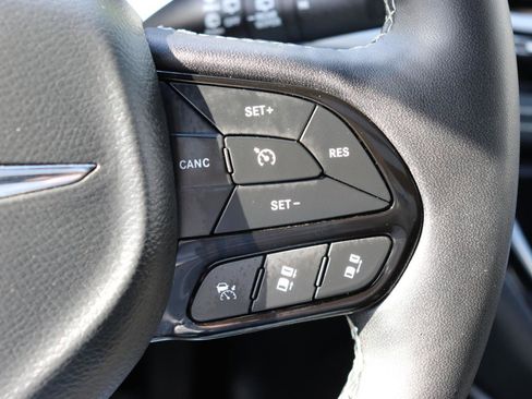 Used 2025 Chrysler Pacifica Limited FWD image 39
