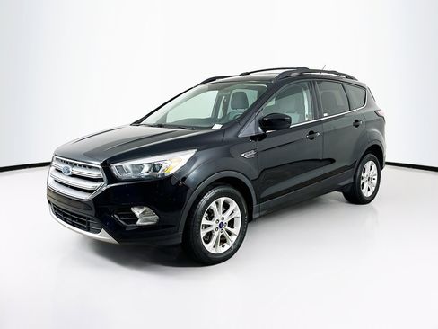 Used 2017 Ford Escape SE w/ Equipment Group 201A image 3