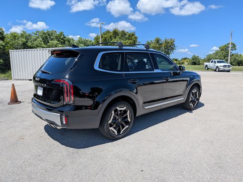 Used 2024 Kia Telluride EX w/ EX Captain's Chair Package FWD image 4