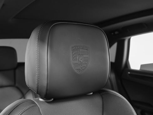 Certified 2024 Porsche Macan AWD/4WD image 23