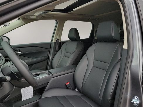 Used 2025 Nissan Rogue SV w/ SV Premium Package FWD image 11