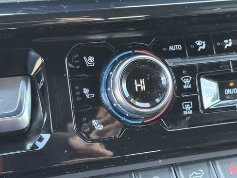 Used 2024 GMC Sierra 1500 AT4 w/ Technology Package image 8