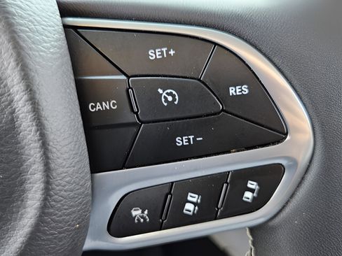 Used 2023 Chrysler Pacifica Touring-L image 18