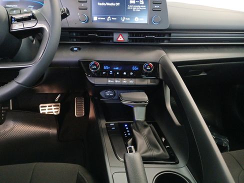 Used 2025 Hyundai Elantra Sport image 11