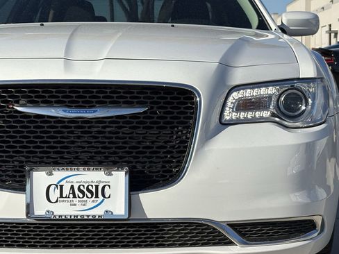 Used 2022 Chrysler 300 Touring image 10