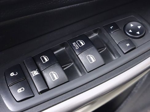 Used 2019 Jeep Cherokee Latitude w/ Cold Weather Group AWD/4WD image 28