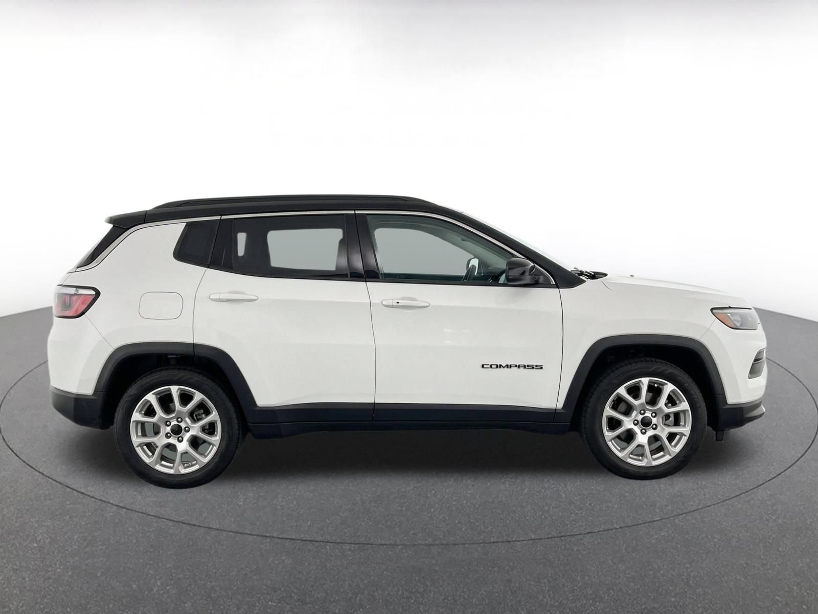 Used 2025 Jeep Compass Limited AWD/4WD image 9