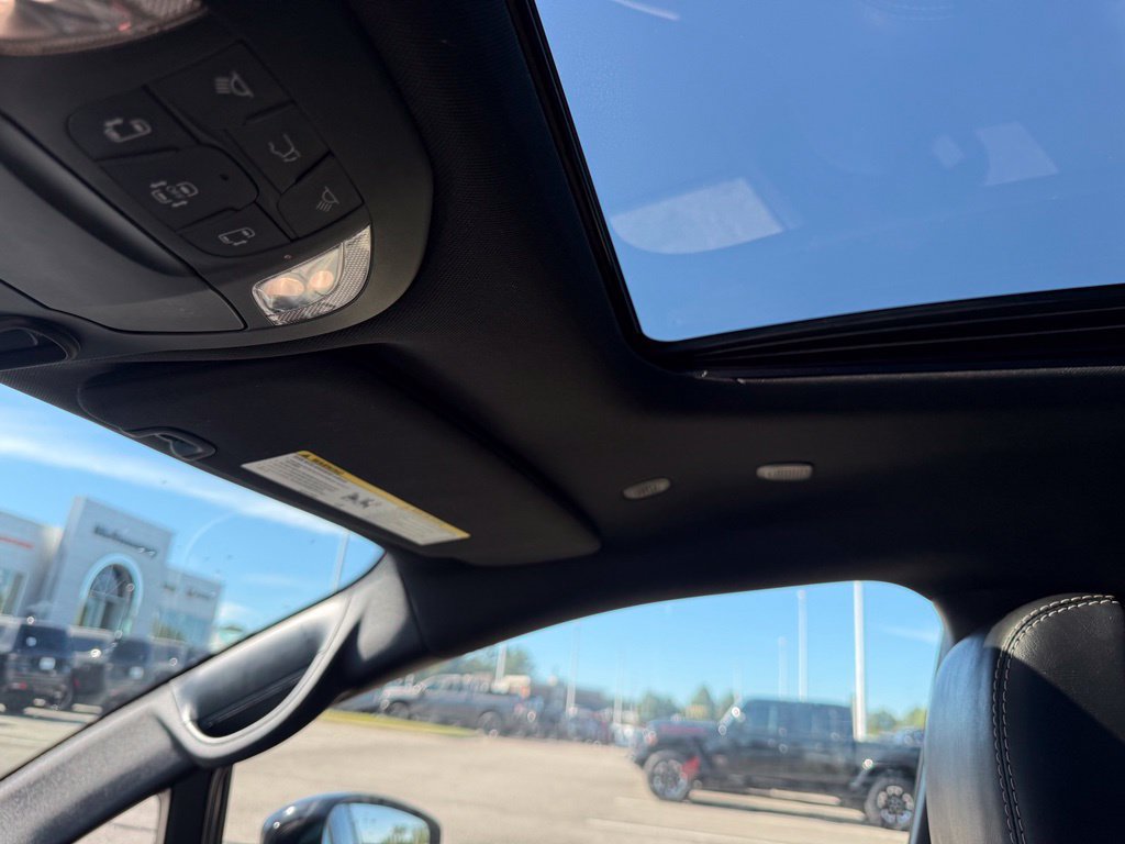 Used 2025 Chrysler Pacifica Limited FWD image 14