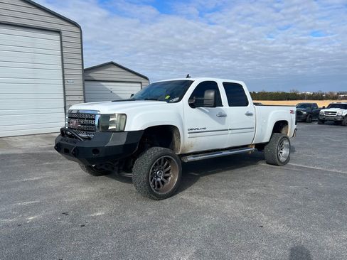 Used 2014 GMC Sierra 2500 Denali w/ Suspension Package, Off-Road image 9