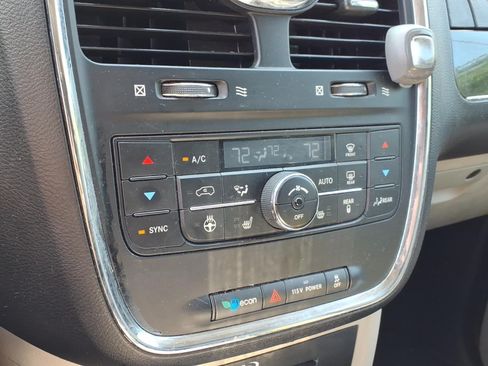 Used 2013 Chrysler Town & Country Touring-L w/ Driver Convenience Group FWD image 15