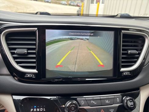 Used 2023 Chrysler Pacifica Touring-L FWD image 31