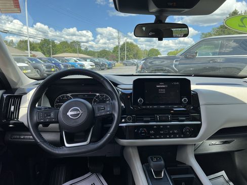 Used 2022 Nissan Pathfinder SV image 6