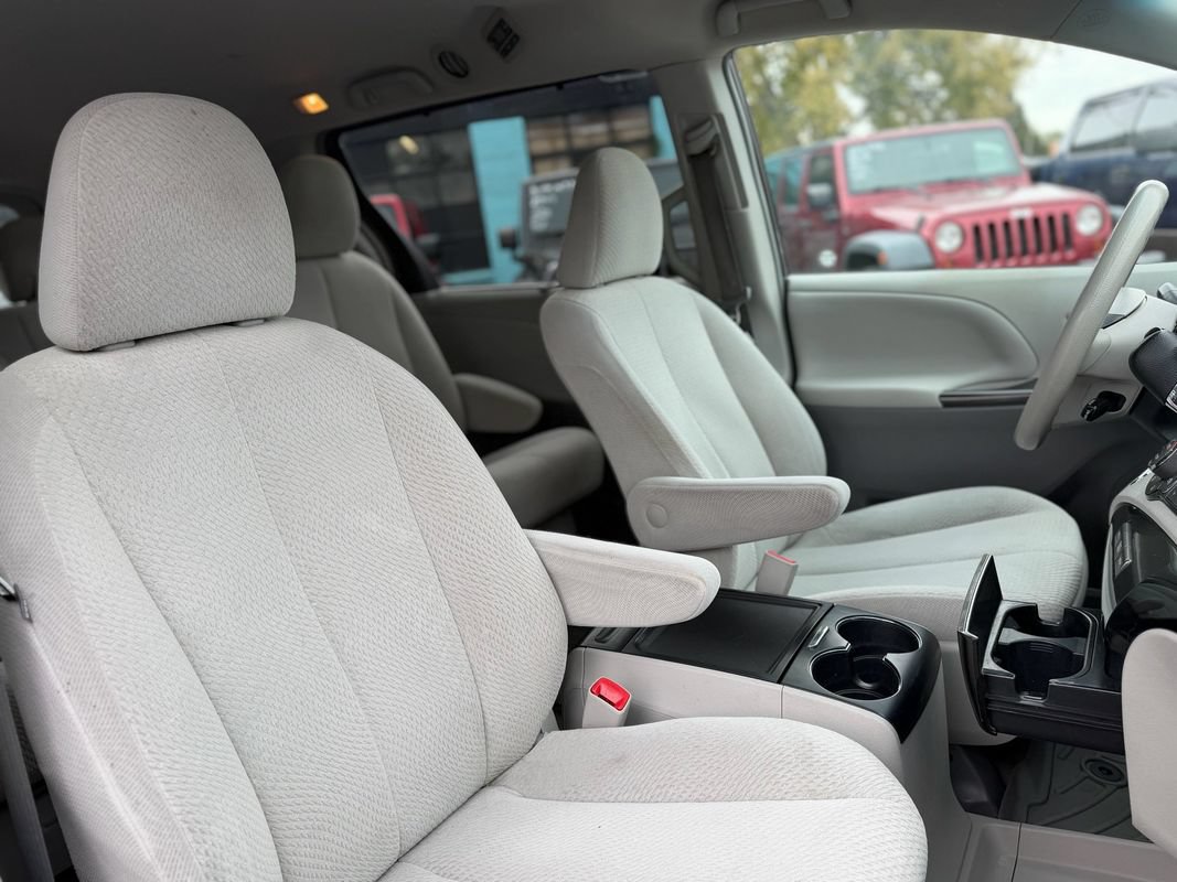 Used 2013 Toyota Sienna LE w/ Towing Pkg AWD/4WD image 9