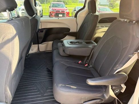 Used 2019 Chrysler Pacifica Touring Plus w/ Tire & Wheel Group FWD image 6