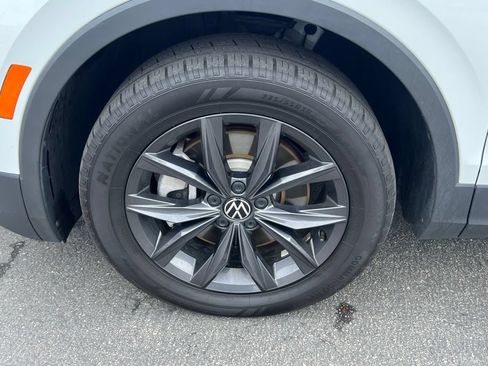 Used 2024 Volkswagen Tiguan SE AWD/4WD image 11
