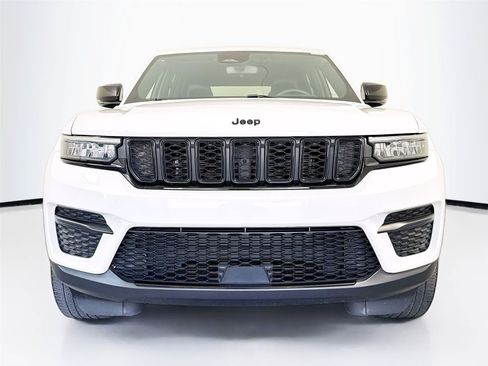 Used 2023 Jeep Grand Cherokee Altitude AWD/4WD image 28