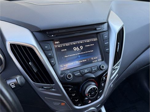 Used 2013 Hyundai Veloster w/ Style Pkg image 15