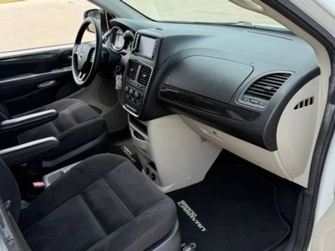 Used 2019 Dodge Grand Caravan SE w/ UConnect Hands-Free Group FWD image 21