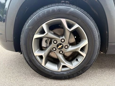 Used 2025 Chevrolet Trax LT w/ Sunroof Package FWD image 9