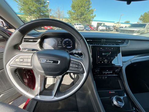 Used 2023 Jeep Grand Cherokee L Laredo image 34