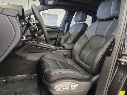 New 2025 Porsche Macan image 4