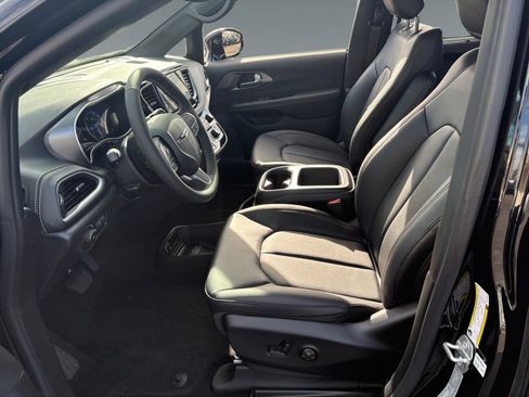 New 2026 Chrysler Pacifica Select image 9