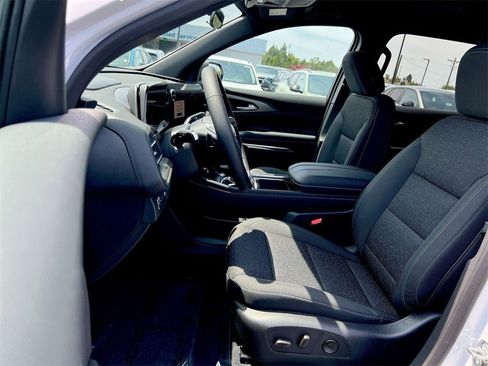 New 2025 Chevrolet Traverse LT w/ Midnight/Sport Edition image 17