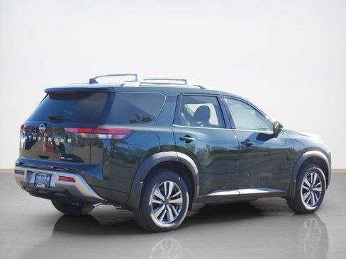 New 2025 Nissan Pathfinder SL image 2