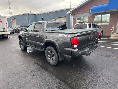 Used 2019 Toyota Tacoma TRD Sport image 4