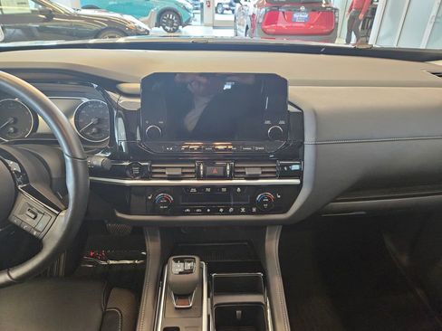 Used 2025 Nissan Pathfinder SL AWD/4WD image 18