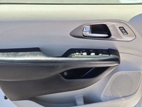 Used 2022 Chrysler Pacifica Touring-L FWD image 25