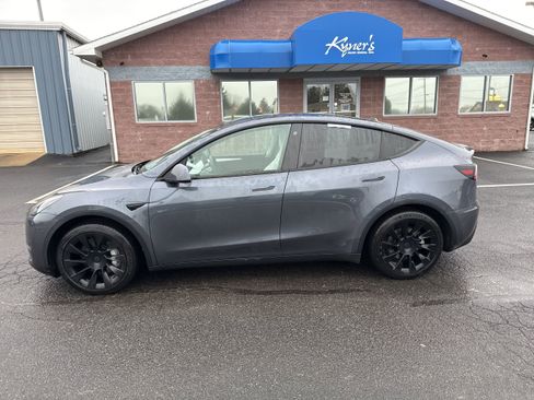 Used 2023 Tesla Model Y Long Range image 2