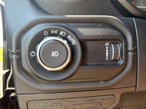 Used 2025 Jeep Wrangler Unlimited Rubicon AWD/4WD image 34