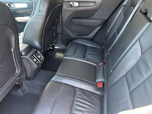 Used 2022 Volvo XC40 T5 Momentum AWD/4WD image 9