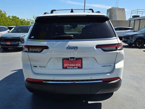 Used 2023 Jeep Grand Cherokee L Limited AWD/4WD image 4