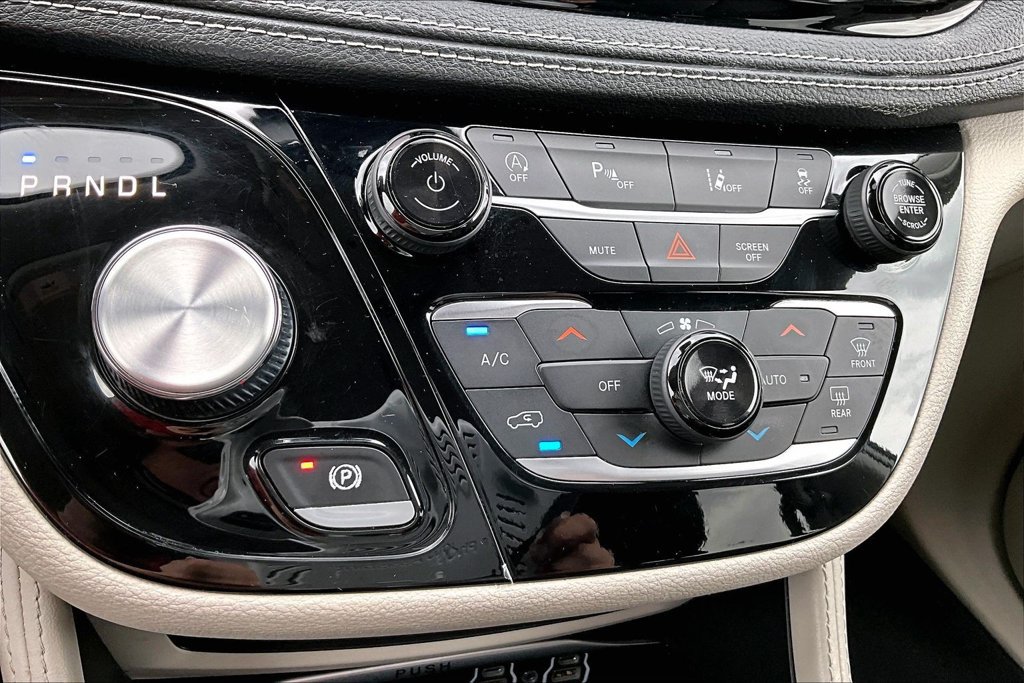 Used 2023 Chrysler Pacifica Limited FWD image 32